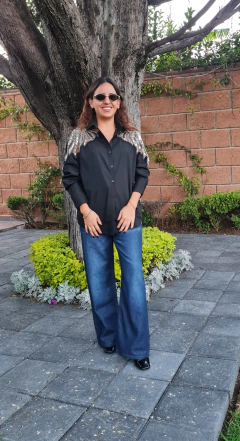 Camisa negra aplicaciones hombro