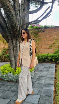 Conjunto chaleco beige y pantalón lineas en internet