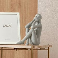 Escultura mulher sentada