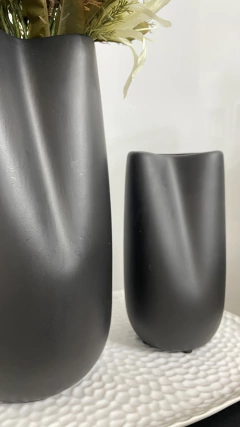 Vasos amassados orgânicos em cerâmica - FAJARDO DECOR