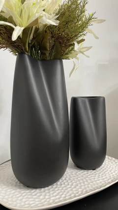 Vasos amassados orgânicos em cerâmica na internet