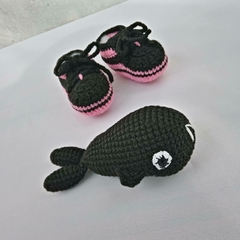 medidas aproximadas: 
. ballenita: 16cm x 8cm ancho 
. botitas (base): 9cm x 6cm ancho