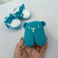 medidas aproximadas:
. osito: 8cm x 8cm
. botita (base): 8,5cm x 5,5cm ancho