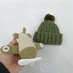 Medias aproximadas:

. Gorrito tejido: 13cm x 14cm alto (sede, ya que está hecho en punto tejido elástico, no aprieta)
. avioneta: 15cm x 16cm ancho