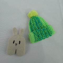 Medias aproximadas:

. Gorrito tejido: 13cm x 14cm alto (sede, ya que está hecho en punto tejido elástico, no aprieta)
. conejo: 9cm x 14cm alto