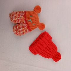 Medias aproximadas:

. Gorrito tejido: 13cm x 14cm alto (sede, ya que está hecho en punto tejido elástico, no aprieta)
. bichito naranja: 15cm x 12cm ancho