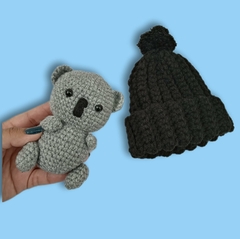 Medias aproximadas:

. Gorrito tejido: 13cm x 14cm alto (sede, ya que está hecho en punto tejido elástico, no aprieta)
. Koala: 13cm x 9cm ancho