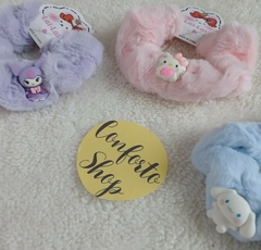 Scrunchie felpa mundo sanrio