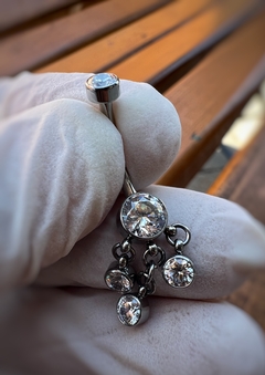 navel colgante