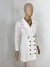 Blazer Branco Alongado com Botões Dourados TAM.P/36 CÓD.585 - La Dorita Brechó