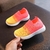 Sapatos infantis de malha multicoloridos na internet