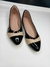 Sapatilha verniz preto bico fico, detalhe rose