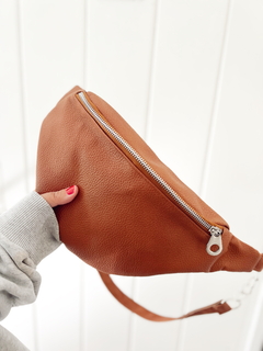 Riñonera megan (beige cadena) - JOY MAYORISTA