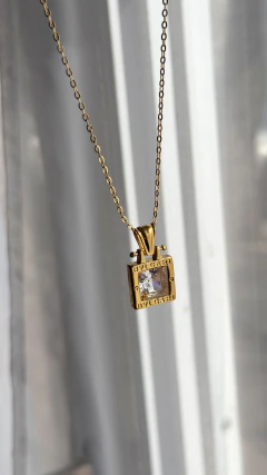 Collar bvulgari acero dorado (brillo blanco)