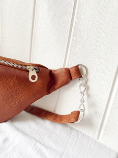 Riñonera megan (beige cadena) - tienda online