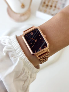 Reloj alessia dorado (fondo negro)