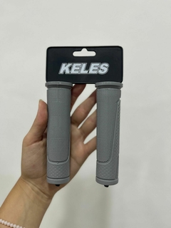 Puño keles gris