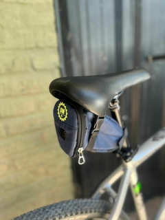 Carterita bajo asiento pro DM en internet