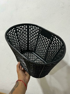 Canasto de plástico ovalado negro en internet