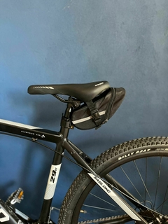 Bolso negro bajo asiento en internet