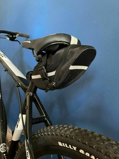 Bolso negro bajo asiento