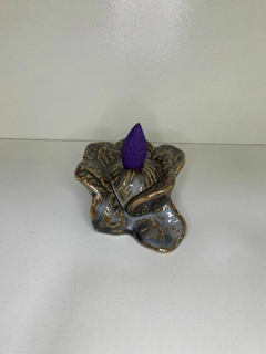 Cascada de Humo Flor + Conos de Regalo