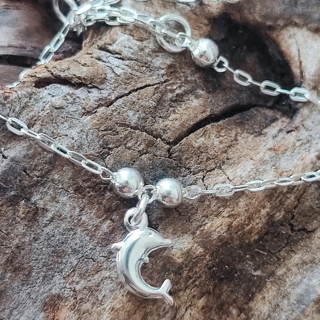 Pulseira com golfinho e bolinhas