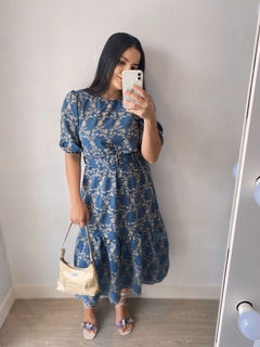 Vestido bordado com cinto
