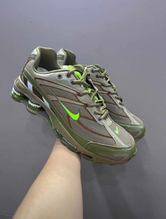 Nike Shox R4 Supreme