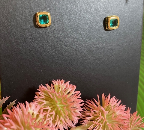 Brinco com zircônia verde esmeralda