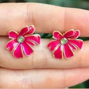 Brinco flor fucsia com miolo em zircônia