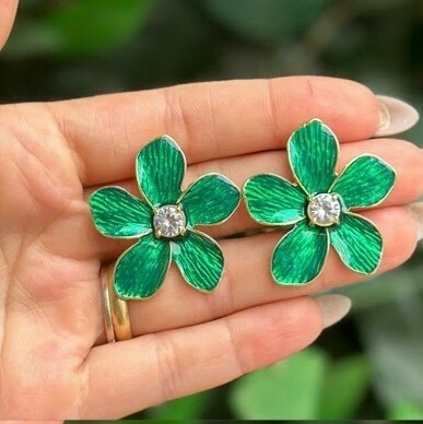 Brinco margarida verde esmaltado com miolo em zircônia