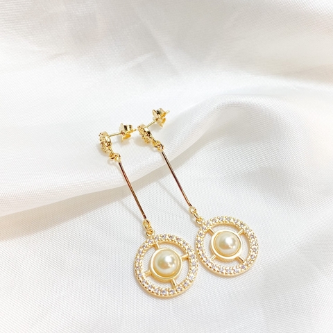 Brinco pendente com pérolas e zircônias