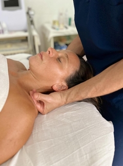 MASAJE RELAJANTE CON PIEDRAS CALIENTES + AROMATERAPIA