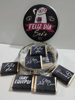 Imagen de Souvenir lata pastillera + 4 chocolates personalizados