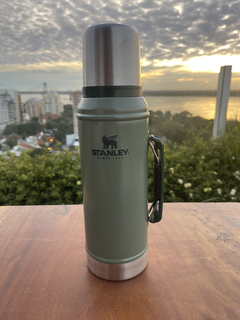 Termo Stanley Classic 950 ml con asa y tapón cebador -Verde clasico- en internet