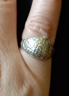 ANEL DE PRATA POLIDA COM DESENHOS EM BAIXO RELEVO na internet