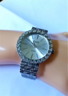 RELÓGIO FEMININO DE PULSO COM STRASS EM FORMATO DE CORAÇÕES