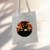Ecobag com ilustração de monumento chifrudo (Solarius) em um cenário de pôr do sol.