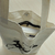 Ecobag Livros - Coração com interior visível, mostrando botão magnético de fechamento, um bolso com zíper e livros dentro.
