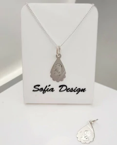 Dije Medalla de Virgen Niña Gota Diseño Calado de Plata 925