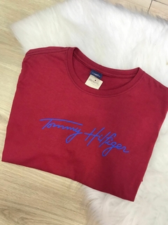 Camisa algodão Tommy Hilfiger escrita vermelha P