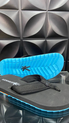 Chinelo Kenner Fundo Azul Bebê