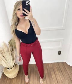 Calça pop com cinto vermelha
