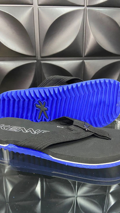 Chinelo Kenner Fundo Azul