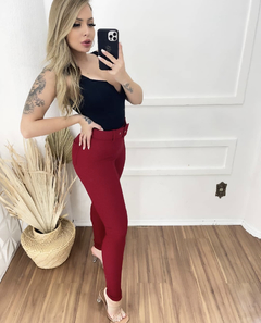Calça pop com cinto vermelha na internet