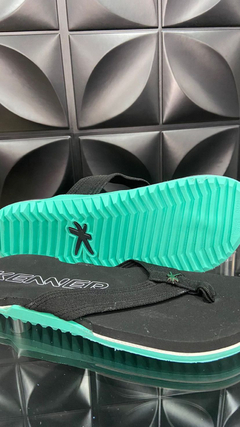Chinelo Kenner Fundo Verde Água