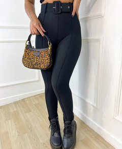Calça pop com cinto preta na internet