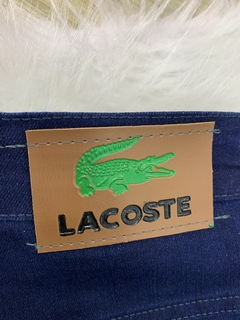 Bermuda Lacoste Escura na internet