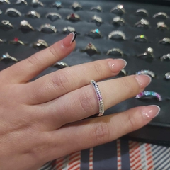 Anillo Fino con Piedras Multicolor.